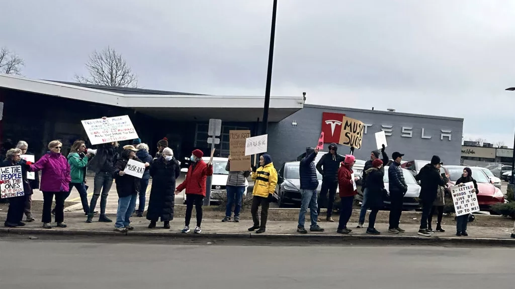 FBI 成立特别行动组打击针对特斯拉的暴力行为